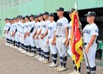 １０年ぶり１０度目の優勝を飾った境の選手ら＝ヤマタスポーツパーク野球場