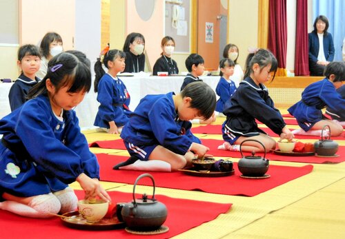 お点前を披露する園児ら