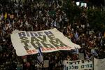 　１日、イスラエル・テルアビブで開かれたネタニヤフ首相への抗議と人質解放を求める集会（ＡＰ＝共同）