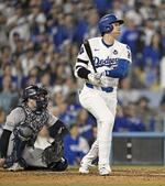 　ワールドシリーズ第１戦で二塁打を放ったドジャースの大谷翔平＝１０月２５日、ロサンゼルス（共同）