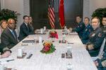 　３１日、シンガポールで会談したオースティン米国防長官（左手前）と中国の董軍国防相（右手前）（オースティン氏のＸから、共同）