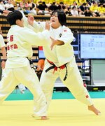 柔道女子団体３回戦・八頭－桐蔭学園（神奈川）　八頭は大将の小林（右）が果敢に攻める＝大分市レゾナック武道スポーツセンター