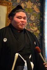 「結果で恩を返したい」と力強く語る伯桜鵬＝ホテルセントパレス倉吉