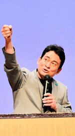 登山の経験をもとに地道な努力の大切さを講演で訴える野口さん＝２６日、新温泉町湯の夢ホール