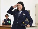 　新潟県警新潟署の一日署長を務め、敬礼するお笑いタレントの横沢夏子さん＝１５日午前、同署