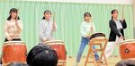 園児の前で演奏を披露するメンバー