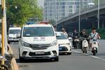 　「白紙運動」の発生現場付近を警戒する警察車両＝４日、北京（共同）