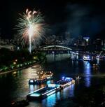 　奉納花火が夜空を彩り、最高潮を迎えた天神祭の「船渡御」＝２５日夜、大阪市