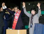 　衆院選埼玉１４区から出馬した公明党の石井啓一代表の応援に駆け付けた小池百合子東京都知事＝１５日午後、埼玉県三郷市