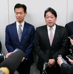 　会談後、取材に応じる公明党の岡本政調会長（左）と自民党の小野寺政調会長＝１８日午後、国会