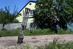 　ウクライナ東部ハリコフ郊外の地面に刺さった、空になったクラスター弾の容器＝２０２２年６月（ロイター＝共同）