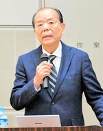 日本では自然災害は不可避と語る山村所長＝２９日、鳥取市のとりぎん文化会館