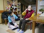 　訪問介護を利用する高齢者（右）と女性ヘルパー＝１月、熊本市（画像の一部を加工しています）