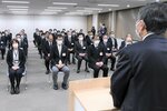 仕事納め式で職員の労をねぎらう深沢義彦鳥取市長＝２８日、鳥取市役所