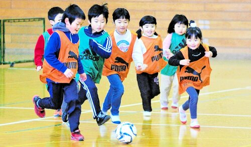 ボールを追って会場を元気いっぱいに走る参加選手（２０１９年の大会）