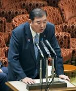 　参院予算委の集中審議で答弁する石破首相＝１０日午前