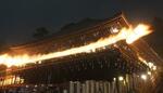 　東大寺二月堂の仏教修行「修二会」（お水取り）で、お堂に浮かび上がる籠たいまつの炎＝２０２４年３月１２日、奈良市（多重露光）