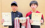 男子の部で優勝した佐々木（左）・下田組＝鳥取市民体育館