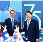 　１０日、ワシントンで会談した韓国の尹錫悦大統領（右）とフィンランドのストゥブ大統領（聯合＝共同）