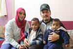 　エジプト・カイロで取材に応じるハマム・サイードさん（右から２人目）と妻、２人の子ども＝１１日（共同）