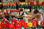 　例大祭を前に、熊野本宮大社でピークを迎えている「挑花」作り＝４日午後、和歌山県田辺市
