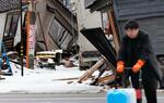　石川県輪島市の倒壊した家屋＝２５日午後