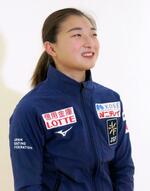 　北京から帰国し、取材に応じる坂本花織＝１１日、羽田空港