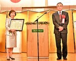 深沢市長（右）から感謝状を受け取った井上会長＝２４日、鳥取市今町２丁目のホテルニューオータニ鳥取