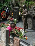 　１日、ロシア・サンクトペテルブルクのプリゴジン氏の墓地で、花を手向ける女性（ＡＰ＝共同）