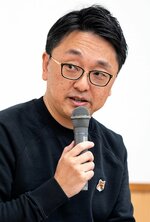 岡本監督について語る前田記者＝２０日、米子市立図書館