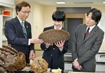 　玉川大農学部の昆虫を研究する施設を視察される秋篠宮さまと悠仁さま＝６日午前、東京都町田市（代表撮影）