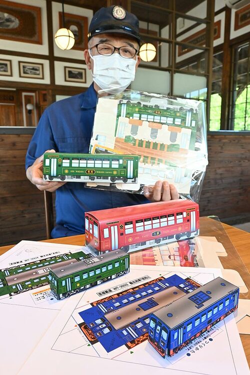 無料配布している列車のペーパークラフト（手前）と手作りキット＝若桜町若桜の若桜駅