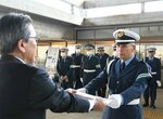 加藤副市長から記念品を受け取る指導員（右）＝１６日、倉吉市役所