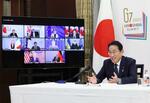 　Ｇ７首脳によるテレビ会議に出席した岸田首相＝６日、首相公邸（内閣広報室提供）