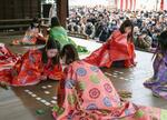 　京都市東山区の八坂神社で行われた新春恒例の「かるた始め式」＝３日午後