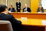 県内事業者の経営環境について報告する県商工会連合会の土井会長（右から２人目）