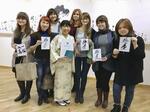 　ロシア・ノボシビルスク市で開かれた書道展で、記念撮影する長谷川真奈さん（左から４人目）＝２０１６年（札幌ノボシビルスク協会提供）