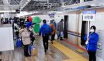 　敦賀駅で試乗する新幹線に乗り込む参加者ら＝３日午前、福井県敦賀市