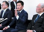 会見で出馬動機などを語る玉木氏（中央）＝２６日、鳥取県庁