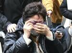 　ソウル高裁で勝訴判決が出た直後、法廷の外で涙を拭う原告の韓国人元慰安婦の李容洙さん＝２０２３年１１月２３日（撮影・金民熙、共同）