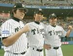 　２００５年に救援投手へ転向した藤川球児さんは久保田智之さん（左）、ジェフ・ウィリアムスさん（右）と組む必勝リレー「ＪＦＫ」で阪神のセ・リーグ優勝に貢献した