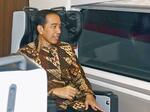 　高速鉄道に乗るインドネシアのジョコ大統領＝２０２３年１０月２日（インドネシア大統領府提供・共同）