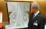 　阪急百貨店梅田本店が発表した、友禅の名匠が顧客の好みに着物を仕上げる企画型「福袋」＝１４日午後、大阪市