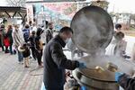 　石川県志賀町立志賀小で、炊き出しに並ぶ人たち＝７日午後０時５５分