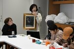 自身の経歴や芸術との関わりについて語る佐藤さん（左から２人目）＝９日、倉吉市駄経寺町２丁目の鳥取県立美術館