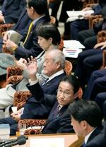 　衆院予算委で、答弁のため挙手する岸田首相＝２１日午後