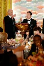 　米ホワイトハウスで開かれた公式夕食会で、乾杯する岸田首相（右）とバイデン大統領＝１０日、ワシントン（共同）