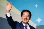 　台湾総統選で勝利し、笑顔で手を振りながら記者会見に臨む民進党の頼清徳氏＝１３日、台北（共同）