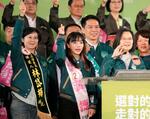 　民進党の選挙集会で気勢を上げる立法委員選の女性候補者（手前左、中央）ら＝２０２４年１月、台湾南部・高雄市（共同）