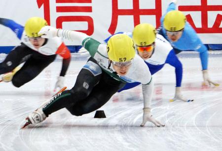 　男子５００メートル決勝　優勝した宮田将吾（手前）＝帝産アイススケートトレーニングセンター